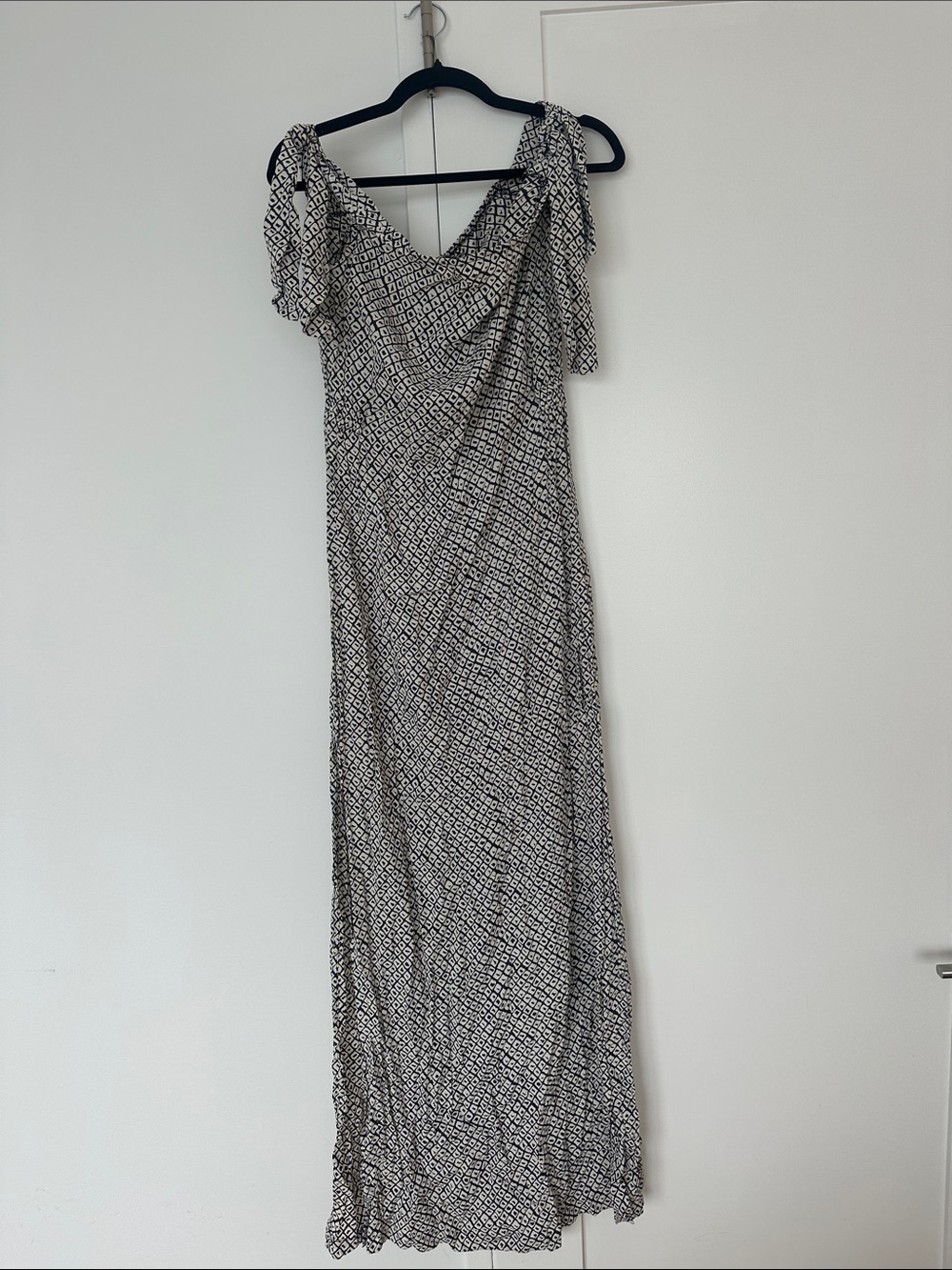 NWT- Black & White Printed Maxi Dress with adjustable sleeves